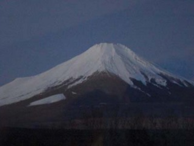 夜明けの富士山