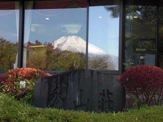 窓に映る富士山
