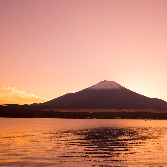 山中湖と赤富士