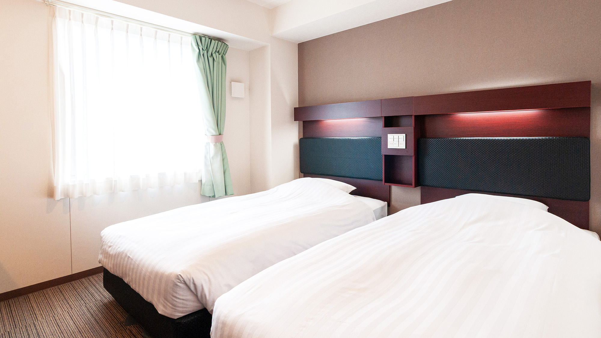 ツインルーム：ご友人との旅行や家族でのご利用に最適なお部屋です。