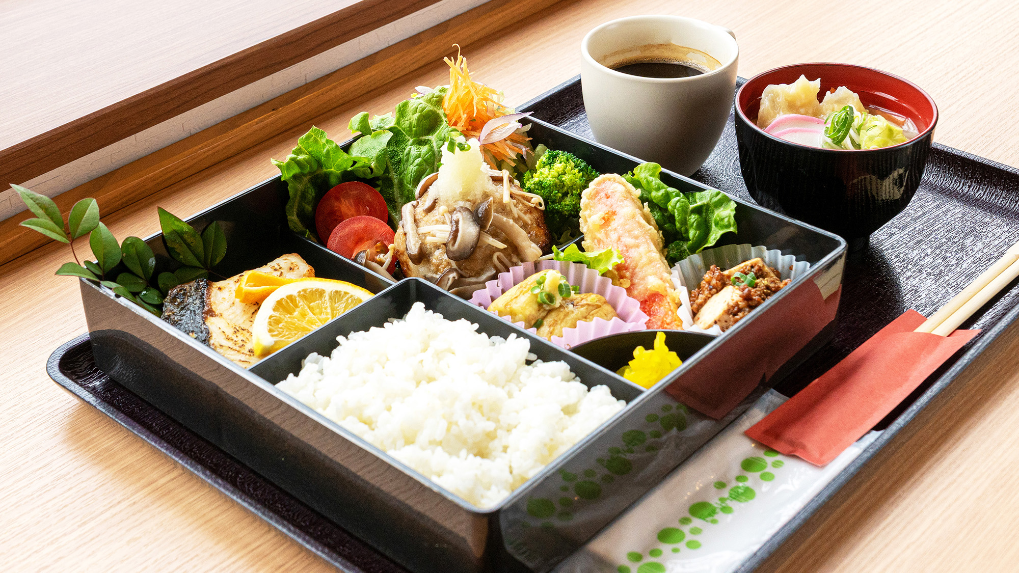 ご夕食一例：親しみやすい家庭料理をイメージしたご夕食です。メニューは仕入れ状況によって異なります。