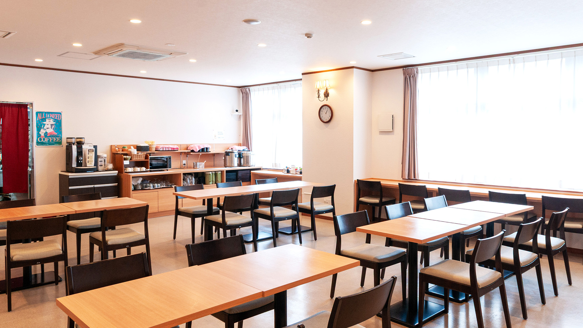 食事会場：1階食事会場です。ウェルカムコーヒーサービスを実施しております。（利用時間内に限ります。）