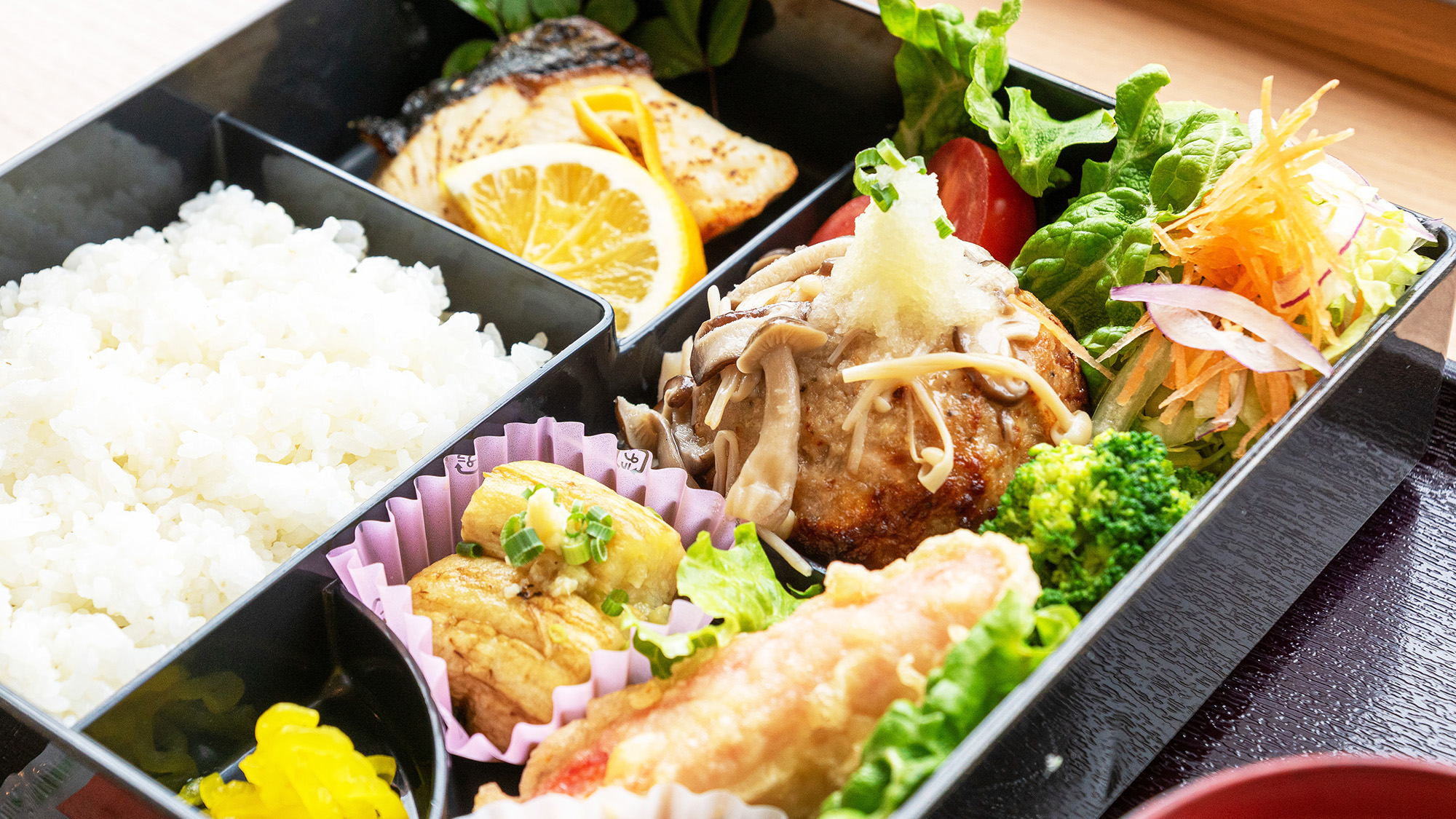 ご夕食一例：お部屋でもお召し上がりいただけるように、お弁当形式でご提供いたします。