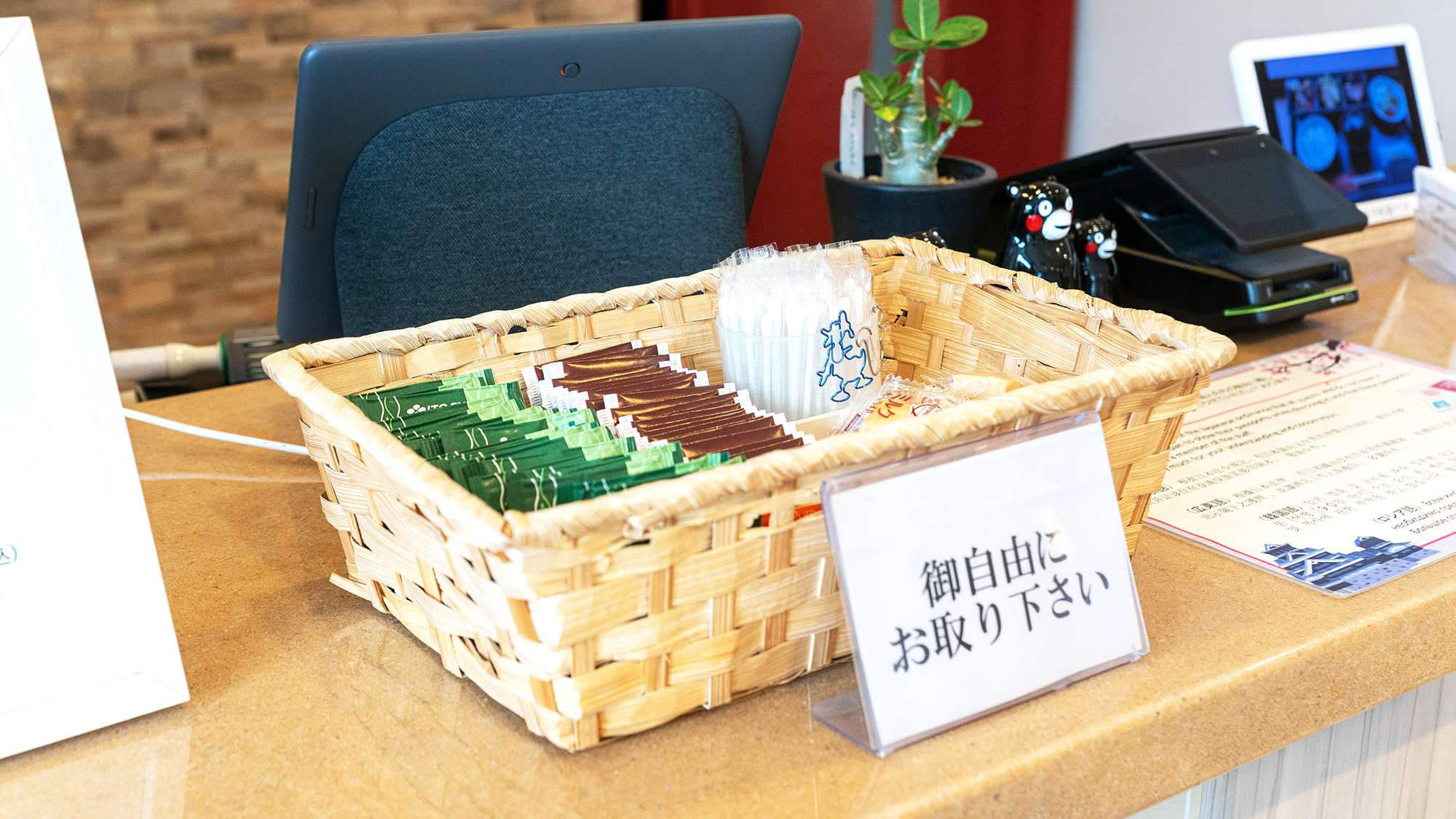 フロント・ロビー：お茶セットはフロントにご用意。ご自由にお取りください。