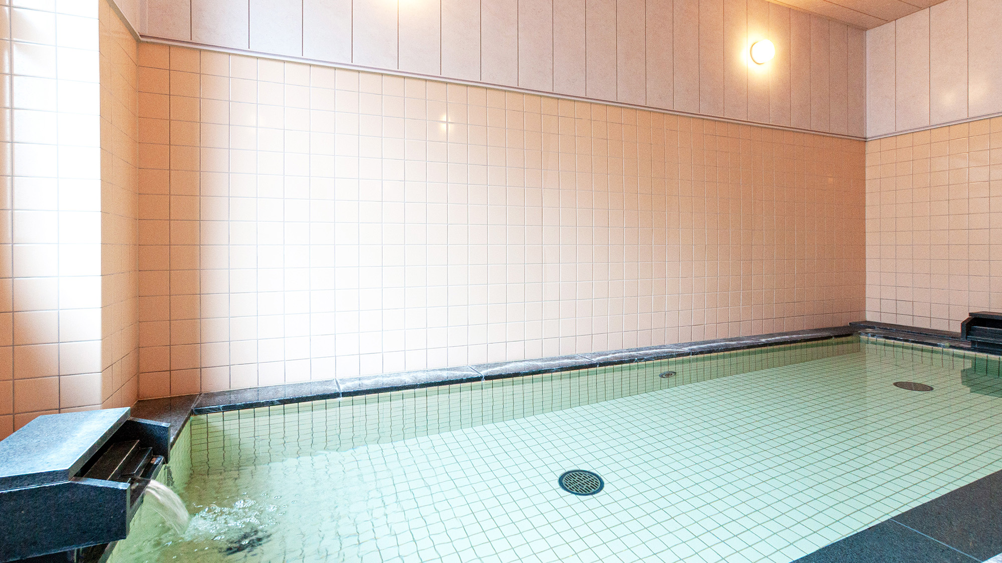 大浴場（男性専用）：男性のお客様専用です。手足を伸ばしてゆっくりとおくつろぎください。