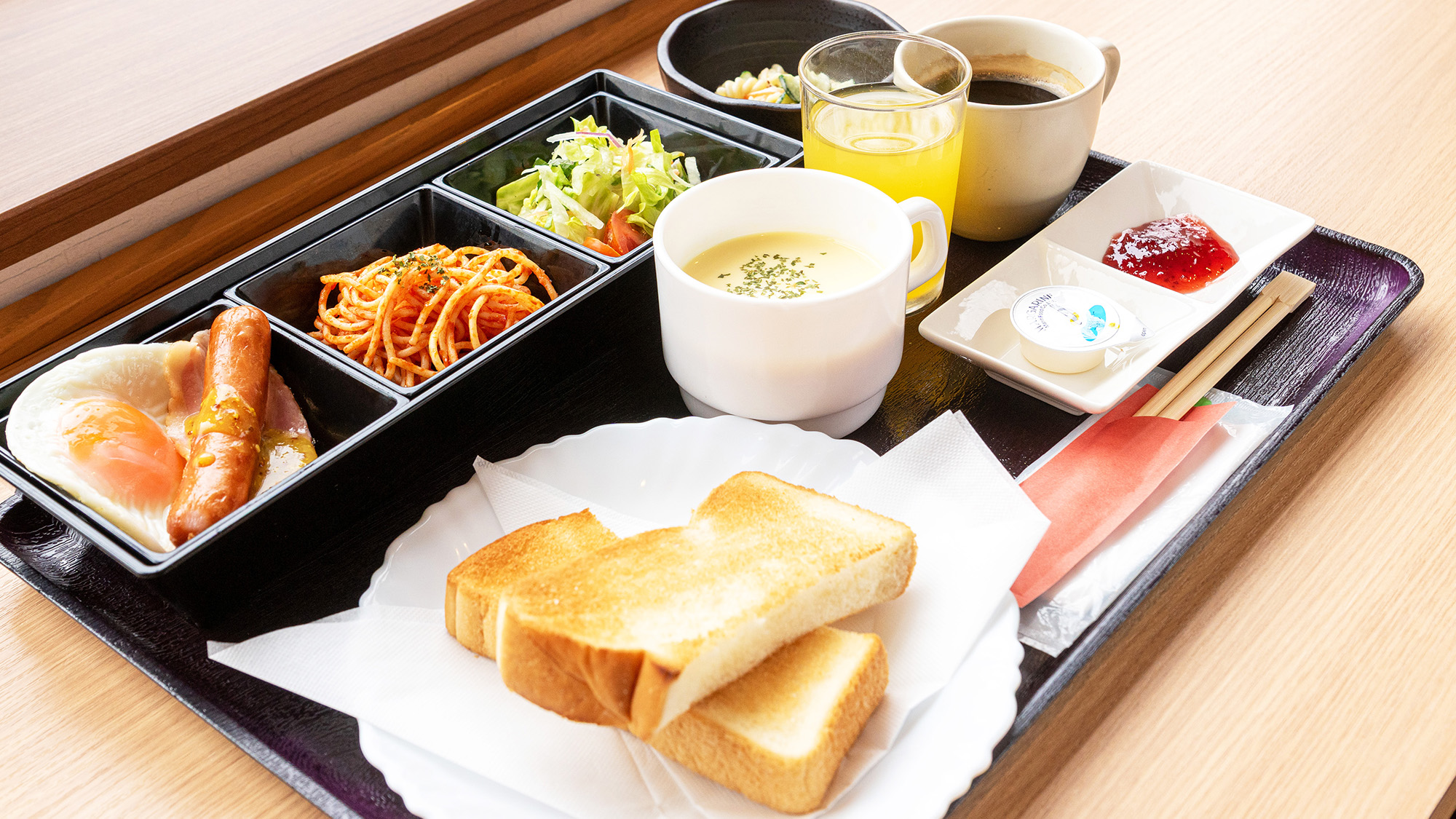 洋朝食一例：一日の元気は朝食から！洋食・和食からお選びいただけます。
