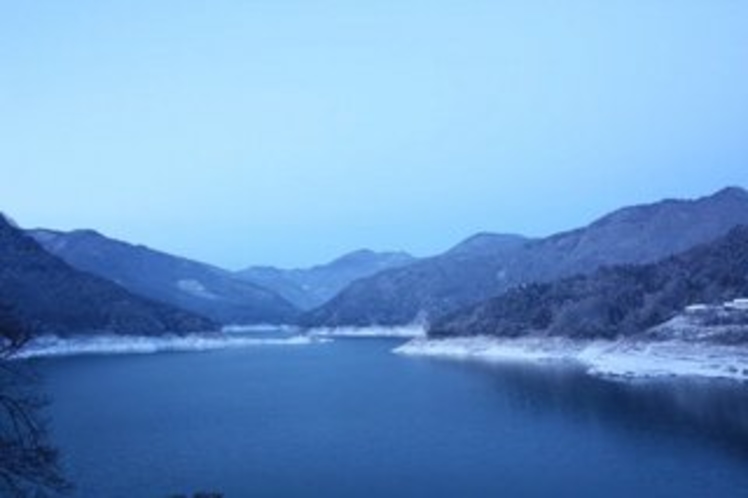 雪化粧の神流湖