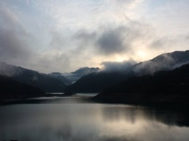 雪化粧の神流湖