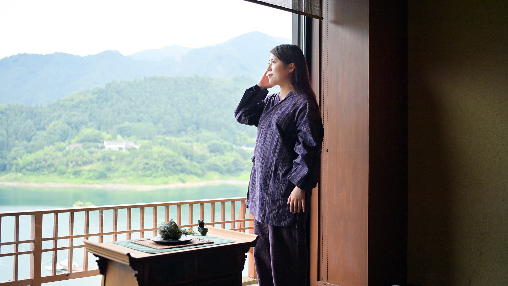 ・【館内着】館内着は作務衣をご用意。ゆったりとして移動の際にも動きやすく、快適にお過ごしいただけます