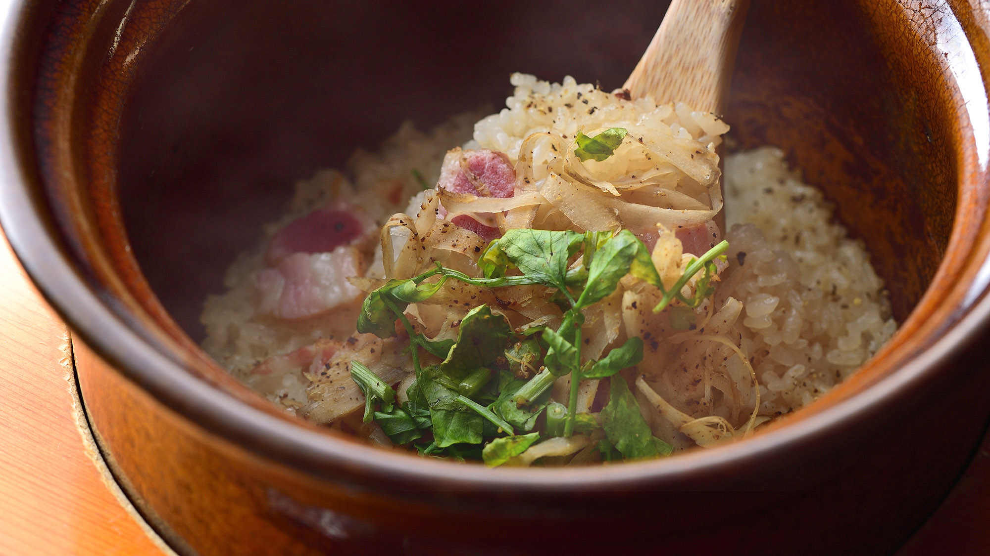 ・【夕食一例】午房のベーコン炊き込みご飯。当庵料理長ならではの味わいです