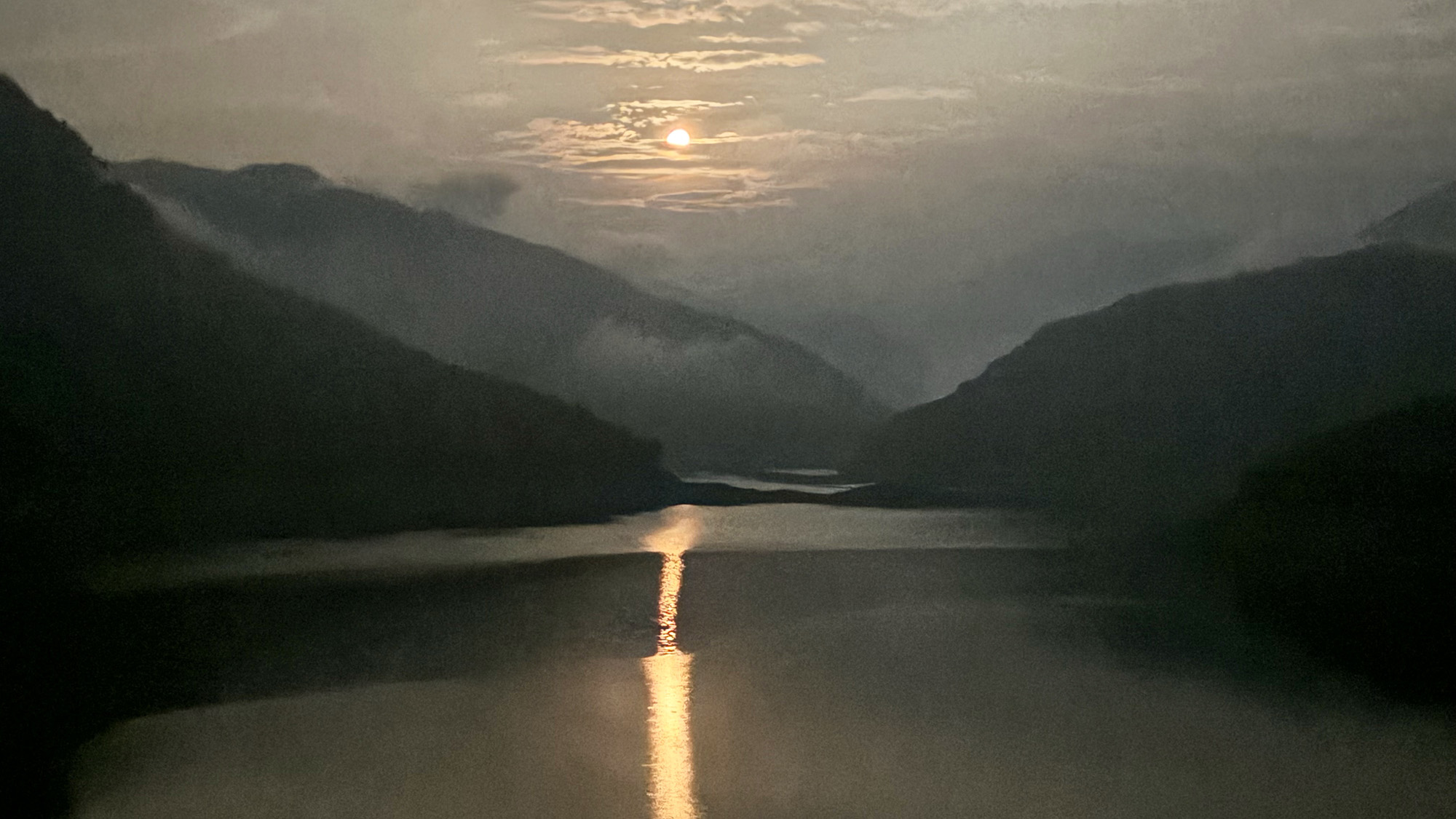 ・【景色】湖畔からの月夜の景色は幻想的です