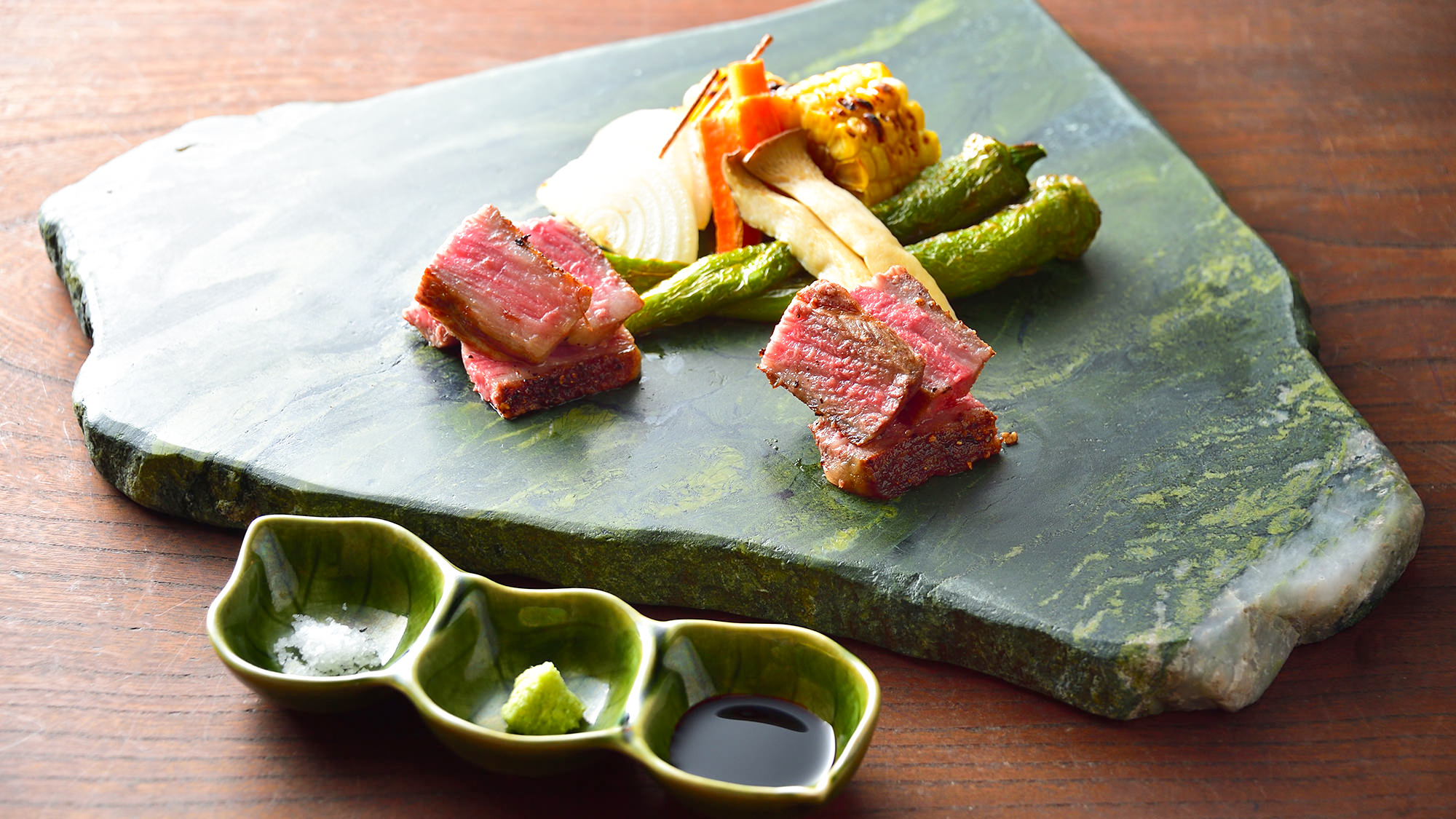 ・【夕食一例】当庵の名物料理、上州牛の炭火焼。上質な旨味をご堪能ください