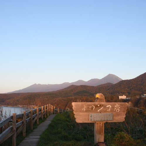 【観光】オロンコ岩の夕暮れ時です。左を向けば、きれいな夕焼けが見れるかも？