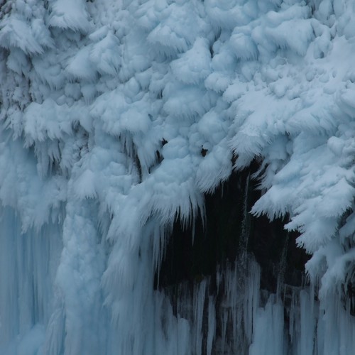 【観光】冬のフレペの滝です。氷った滝が芸術的です。