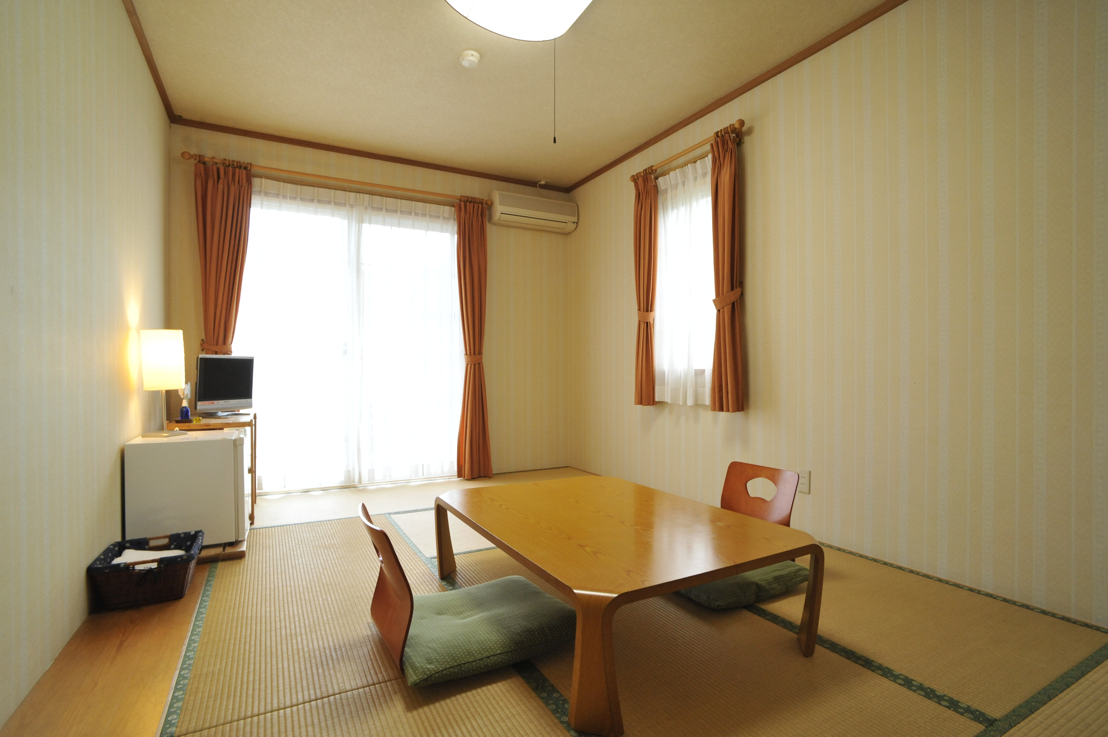 テラスが広く貸し切り風呂に近い海側和室（2名様から4名様）