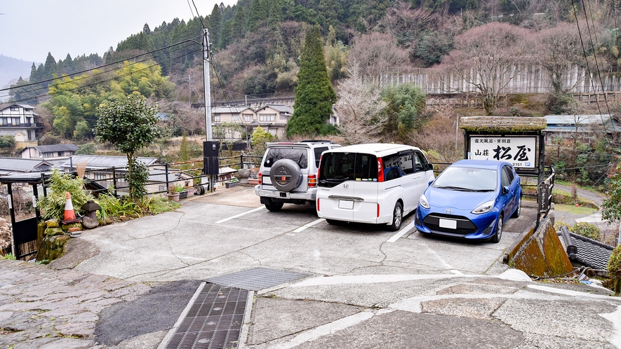 *【駐車場】当館専用駐車場は4台収容可能です。空いていない場合は手前の共同駐車場をご利用下さい。