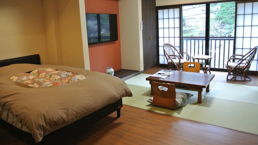 【本館リニューアル和洋室】琉球畳の和室に、ベッド2台を設置した和洋室。