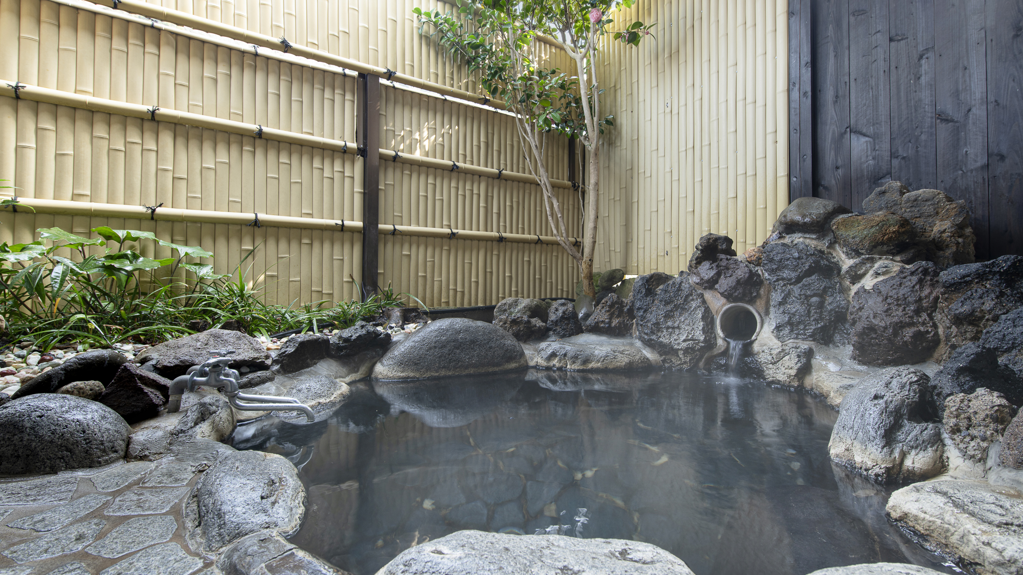 *【離れ 和室10畳】柔らかに肌を包む湯平の湯を存分にご堪能ください。