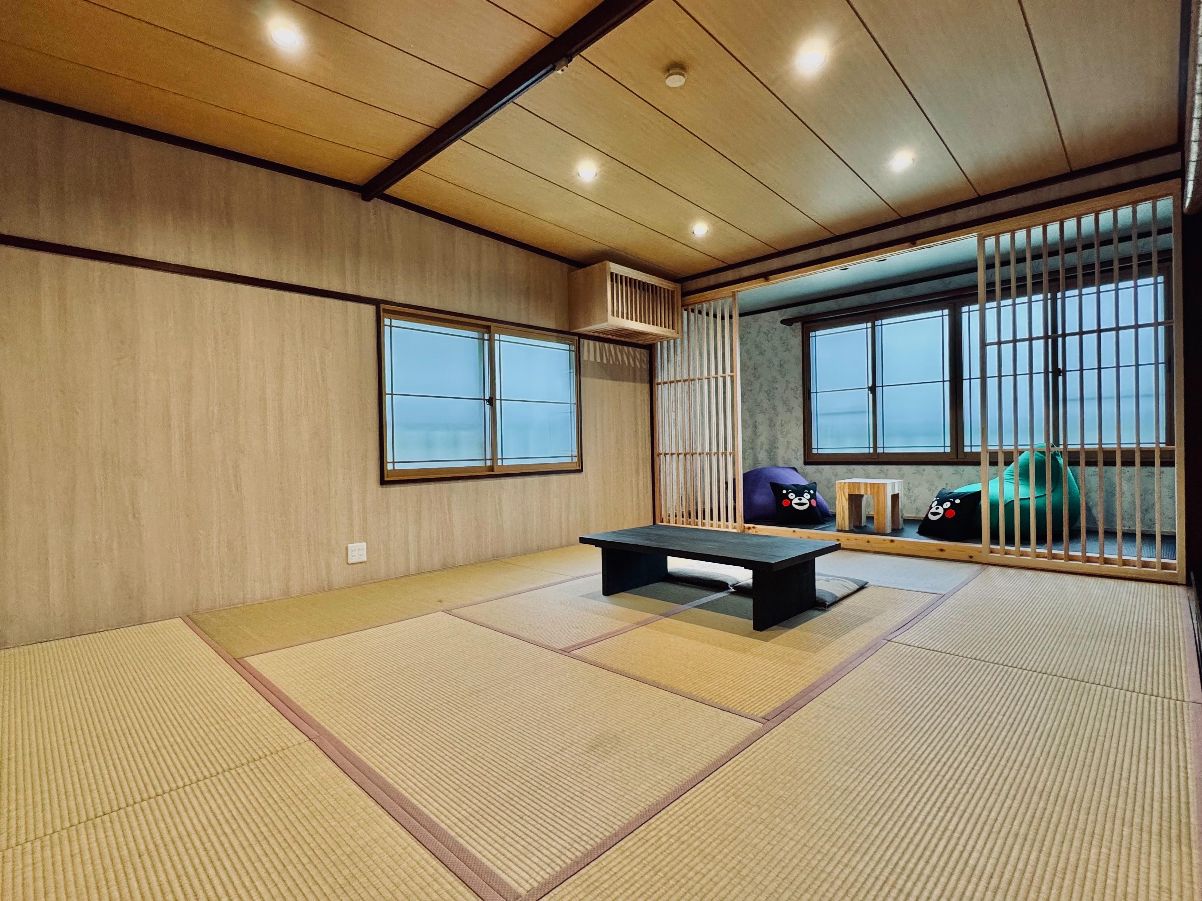 2025年7月リニューアルオープンしたモダン和室です。トイレも最新設備に変わりました。堕落する和室窓から差し込む光が「今日も何もしなくていいよ」と囁いてきます。この部屋では、時間の流れが二倍遅く感じられます（当社比）。気づけば浴衣が正式な正装に。Yogiboに沈み込んだまま日が暮れ、気づけばまた次の日。罪悪感？そんなの、押し入れに封印しました。この部屋に入った瞬間から、あなたは“やる気ゼロ”の快楽に包まれるでしょう。一度座ったら最後、立ち上がるのに気合いが要ります。だけどそれがいい。だってここは、「堕落する和室」。