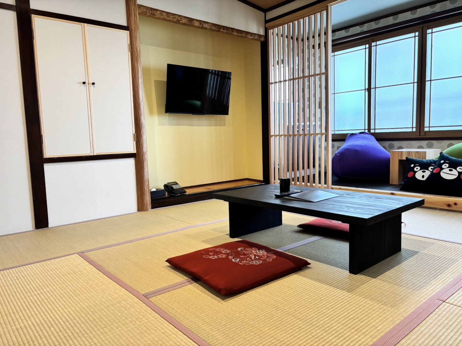 2025年7月リニューアルオープンしたモダン和室です。トイレも最新設備に変わりました。 堕落する和室窓から差し込む光が「今日も何もしなくていいよ」と囁いてきます。 この部屋では、時間の流れが二倍遅く感じられます（当社比）。 気づけば浴衣が正式な正装に。 Yogiboに沈み込んだまま日が暮れ、気づけばまた次の日。 罪悪感？そんなの、押し入れに封印しました。  この部屋に入った瞬間から、あなたは“やる気ゼロ”の快楽に包まれるでしょう。 一度座ったら最後、立ち上がるのに気合いが要ります。 だけどそれがいい。だってここは、「堕落する和室」。