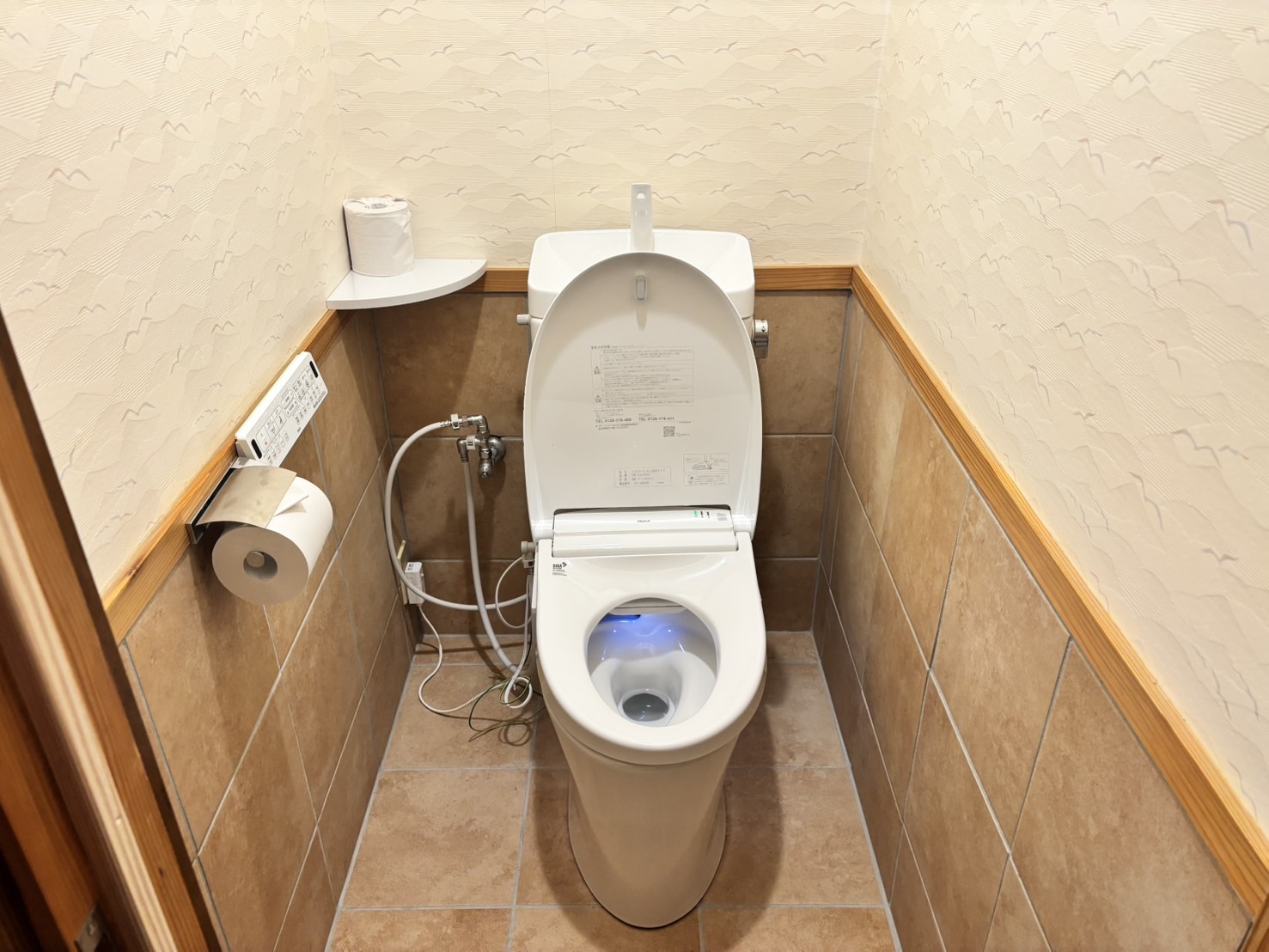 最新型トイレを導入しました！ 自動でフタが開く！ 座ればあったか〜い！ ウォシュレットはまるで天然温泉！？ 脱臭機能はもはや無臭結界！ あまりの快適さに、出るもんも出なくなっちゃうかも！？ 用が無くても座りたい！