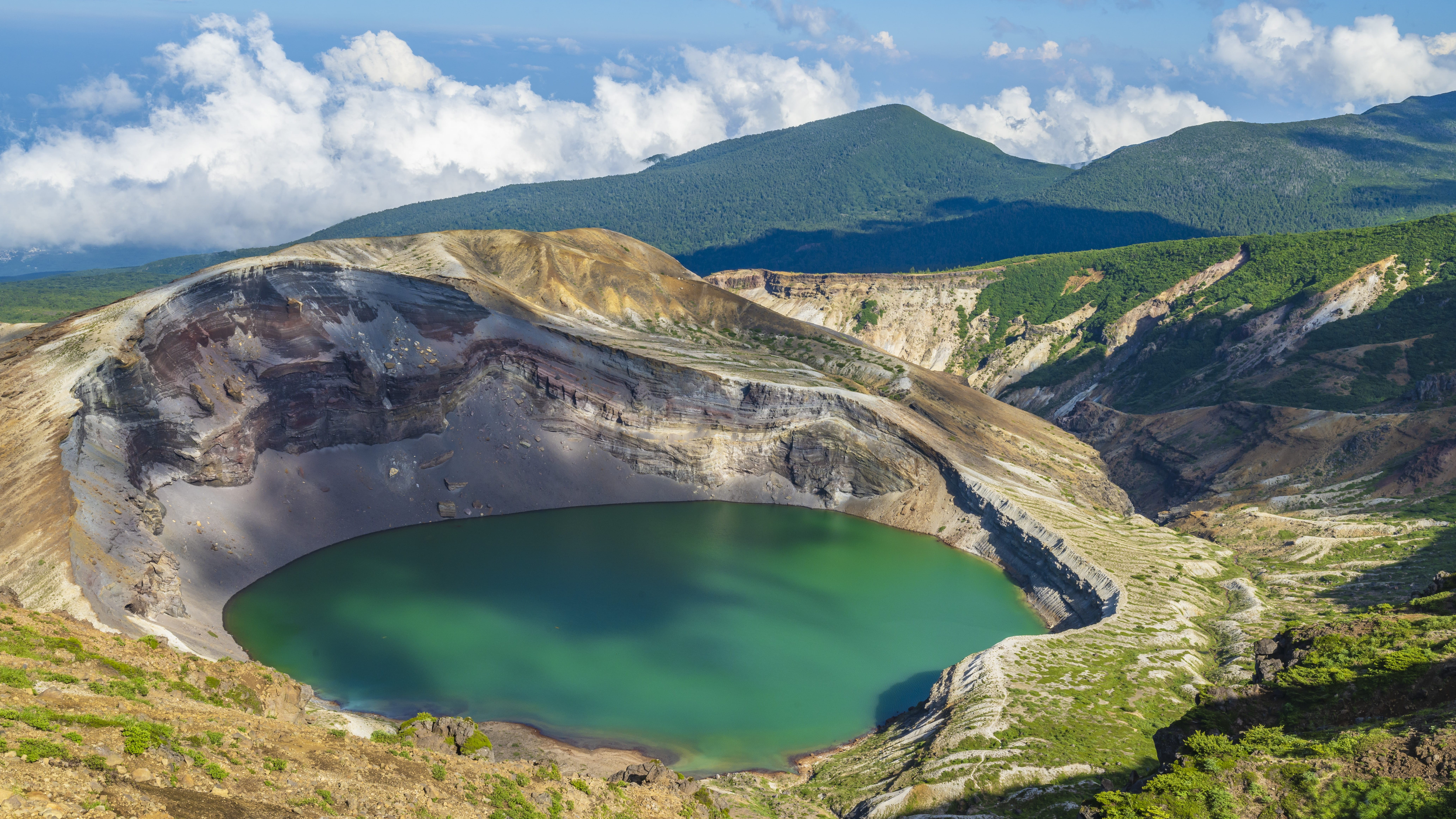 【宮城観光】蔵王の御釜　ホテルから車で90分　写真提供：宮城県観光戦略課