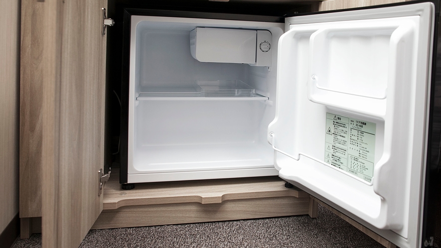 客室備品　空の冷蔵庫を設置　（冷凍機能はございません）