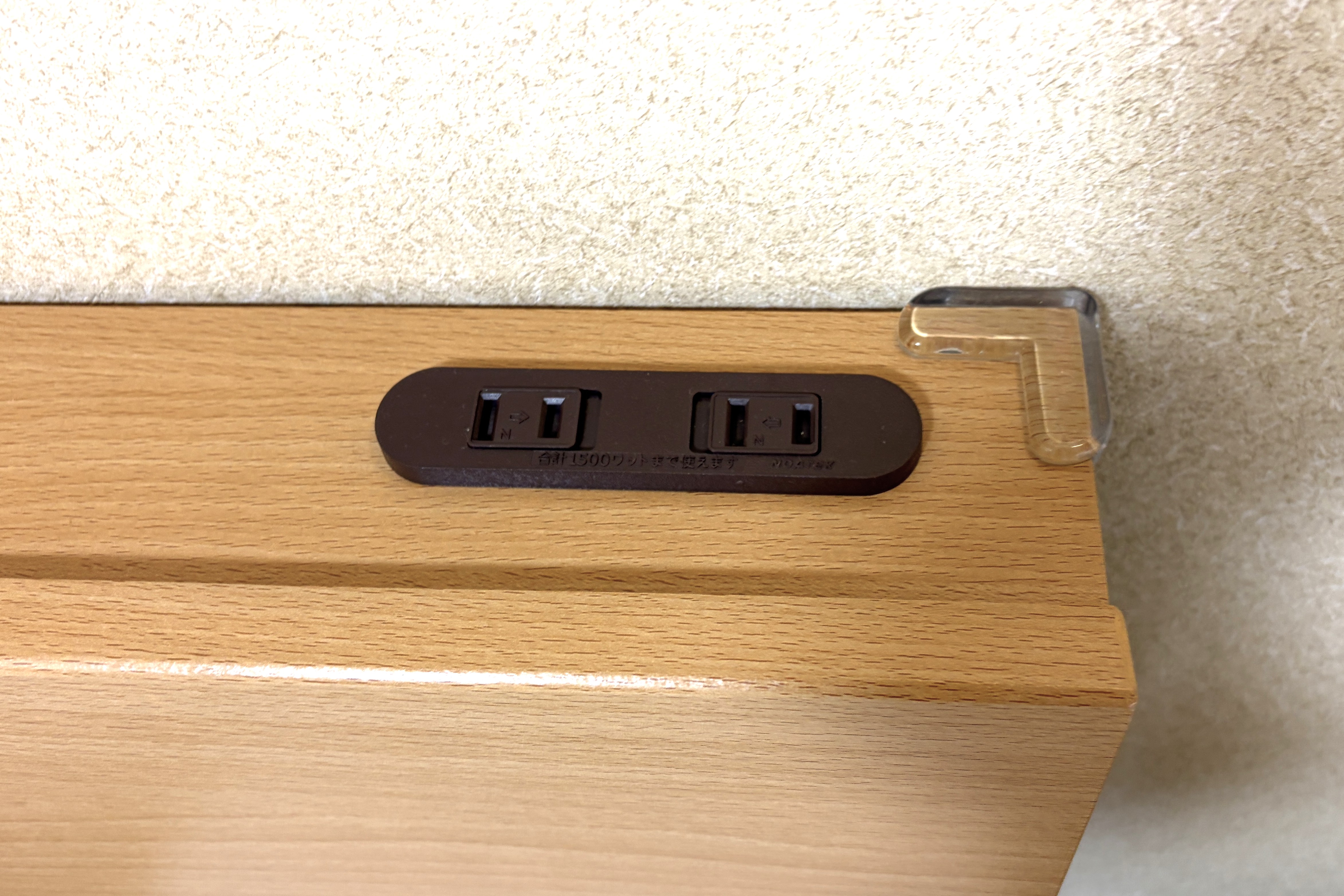 ベッドの枕元にコンセント付き