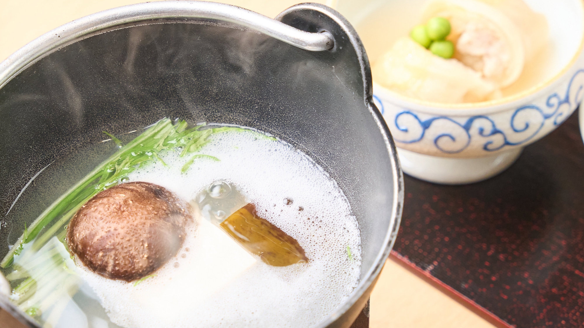 【朝食付】地元の食材をふんだんに使った和食膳〜貸切露天・家族風呂無料〜天降川沿いに佇む静かな温泉旅館
