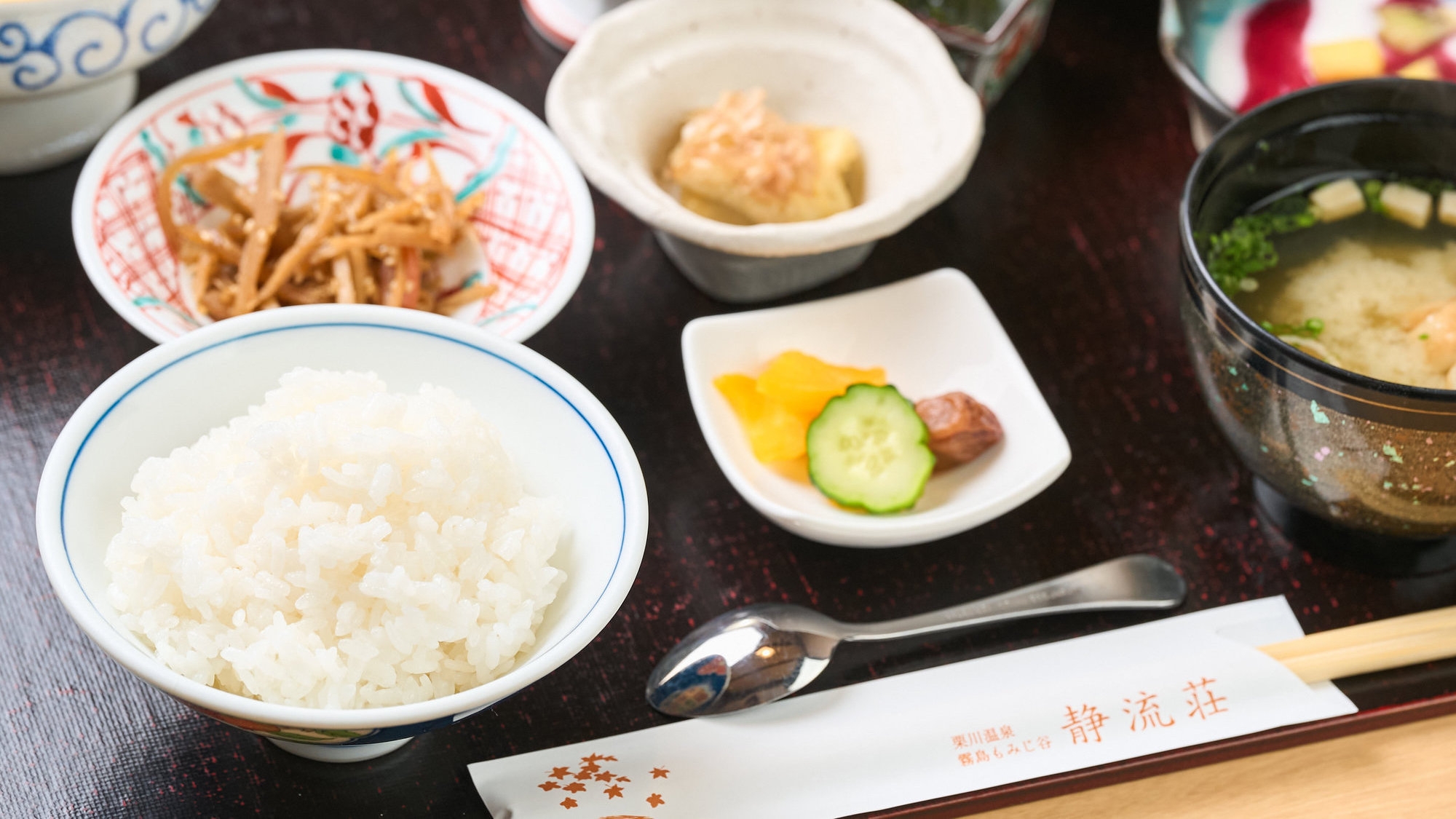【朝食付】地元の食材をふんだんに使った和食膳〜貸切露天・家族風呂無料〜天降川沿いに佇む静かな温泉旅館