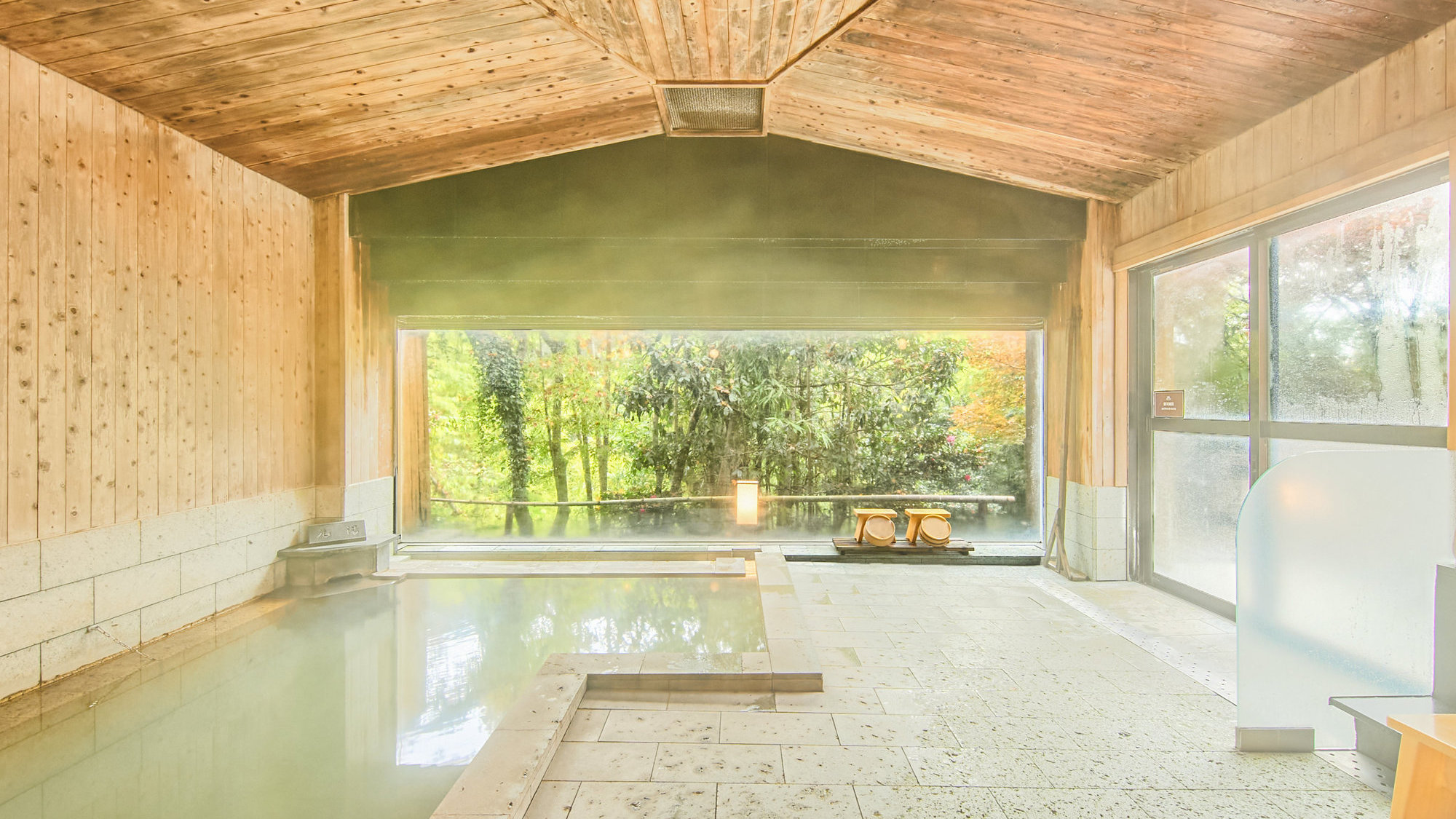 【大浴場】やわらかな湯室とひのきの浴槽の感触が心地よい内風呂