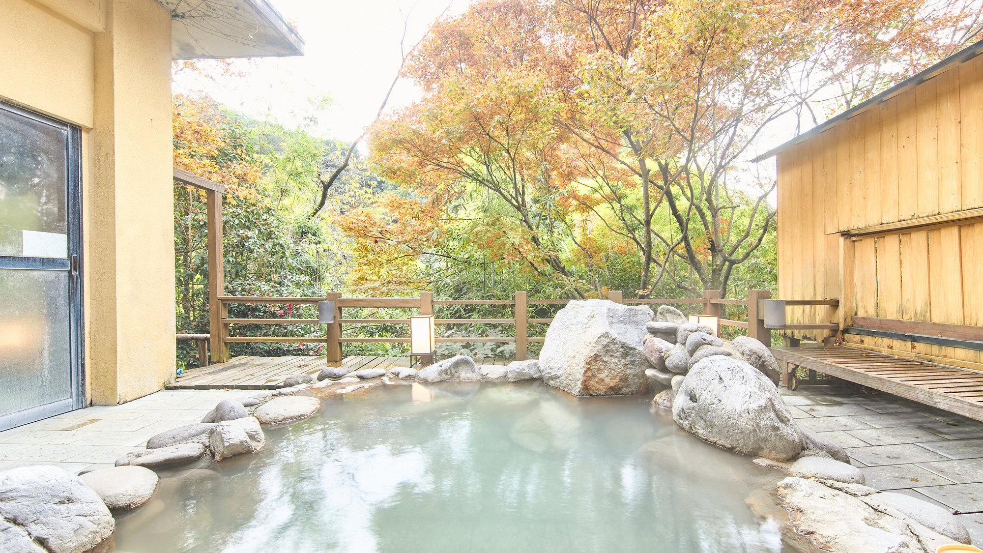 【大浴場】四季折々の自然を楽しめる露天風呂