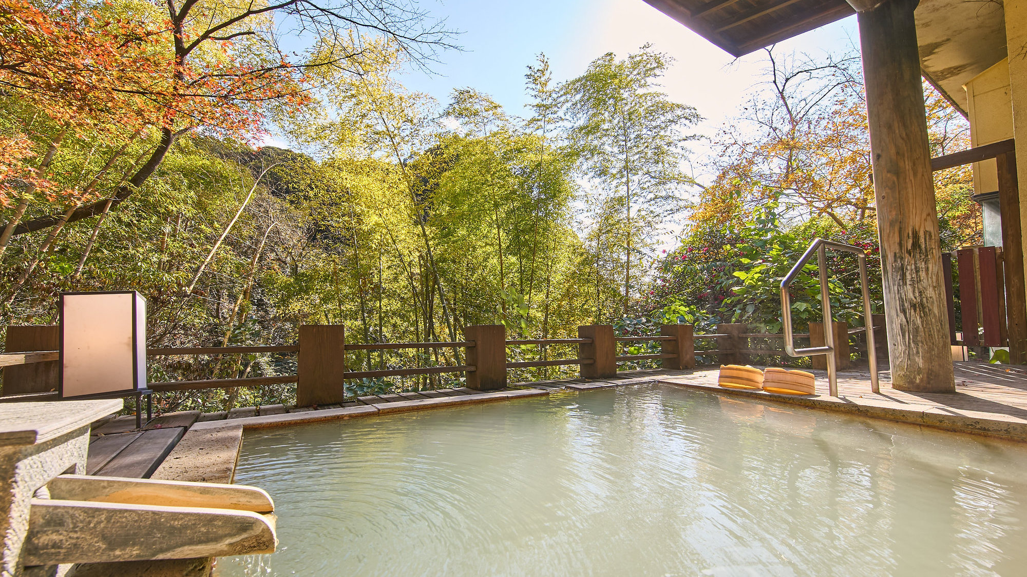 【大浴場】四季折々の自然を楽しめる露天風呂