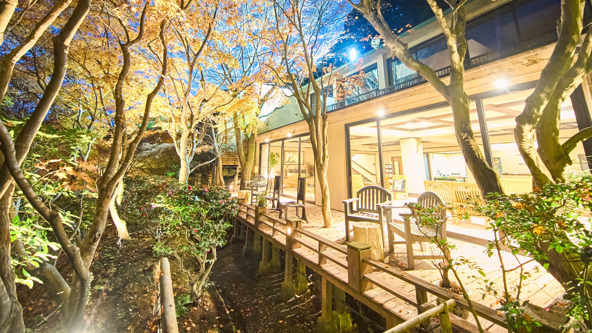 【ウッドデッキテラス（夜）】