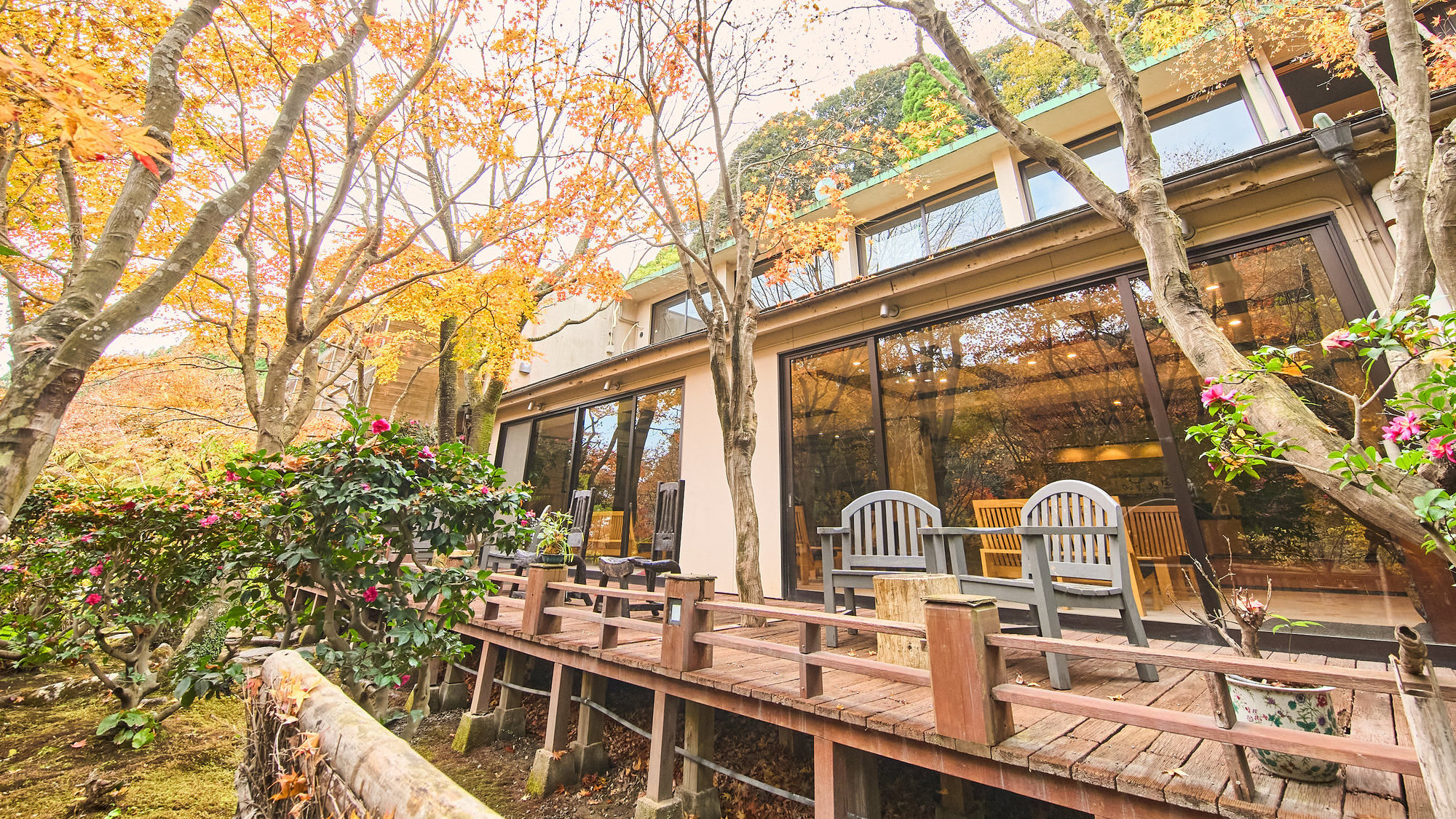 【ウッドデッキテラス】木々のさざめきや川のせせらぎに耳を傾ける。日常の喧騒から解放される優しい時間