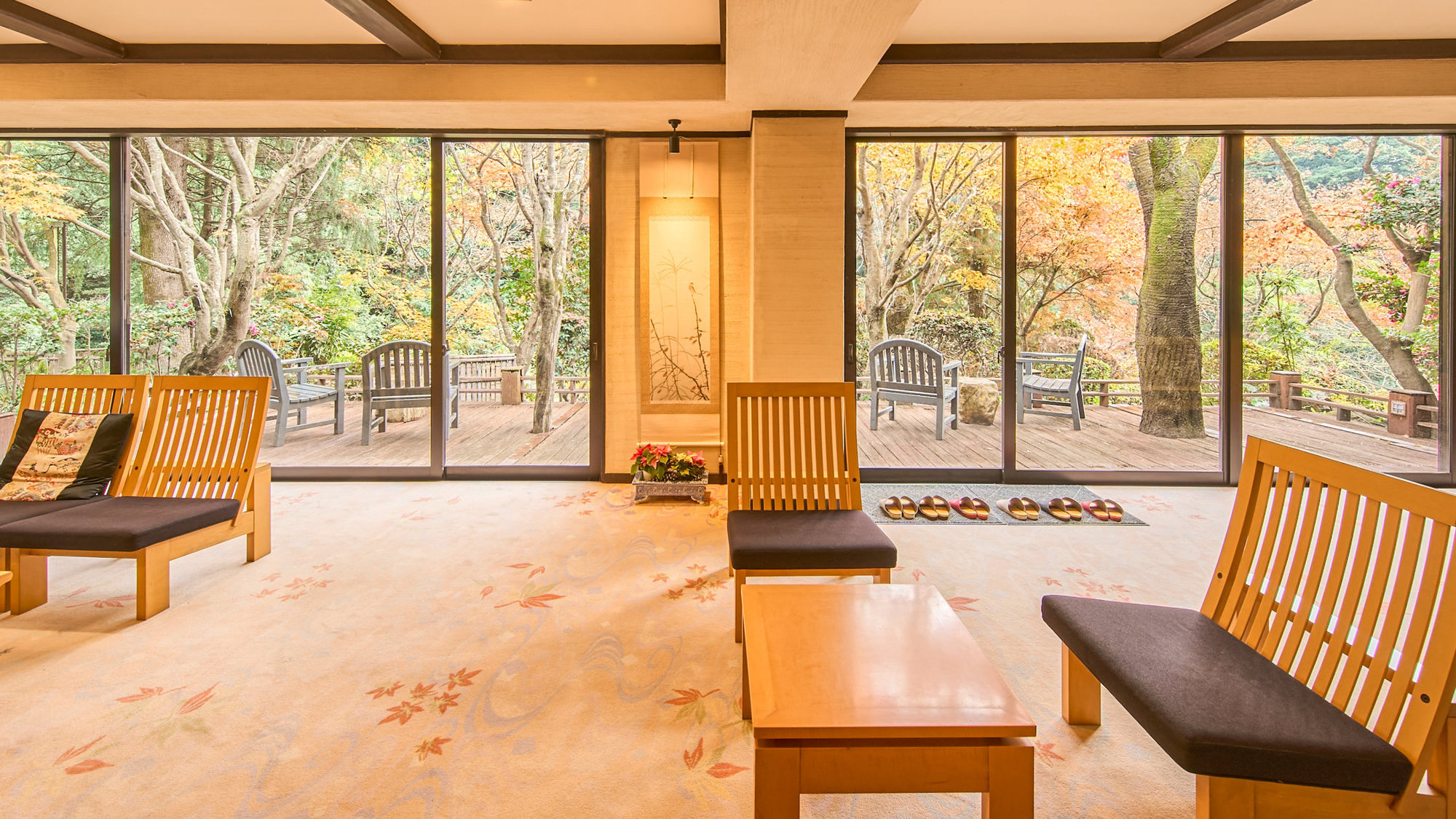 【館内／ロビー】色鮮やかな原生林を望めるロビー。四季折々の風景をお楽しみください