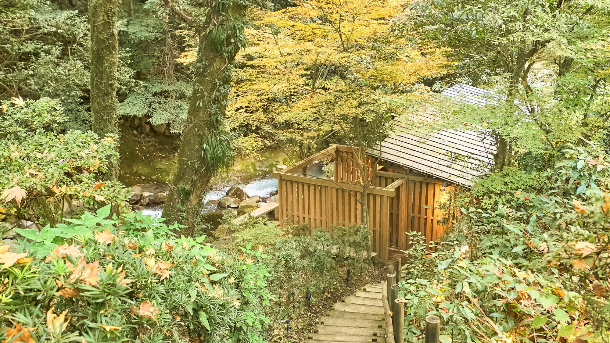 貸切り制露天風呂&hellip;せせらぎの湯への階段