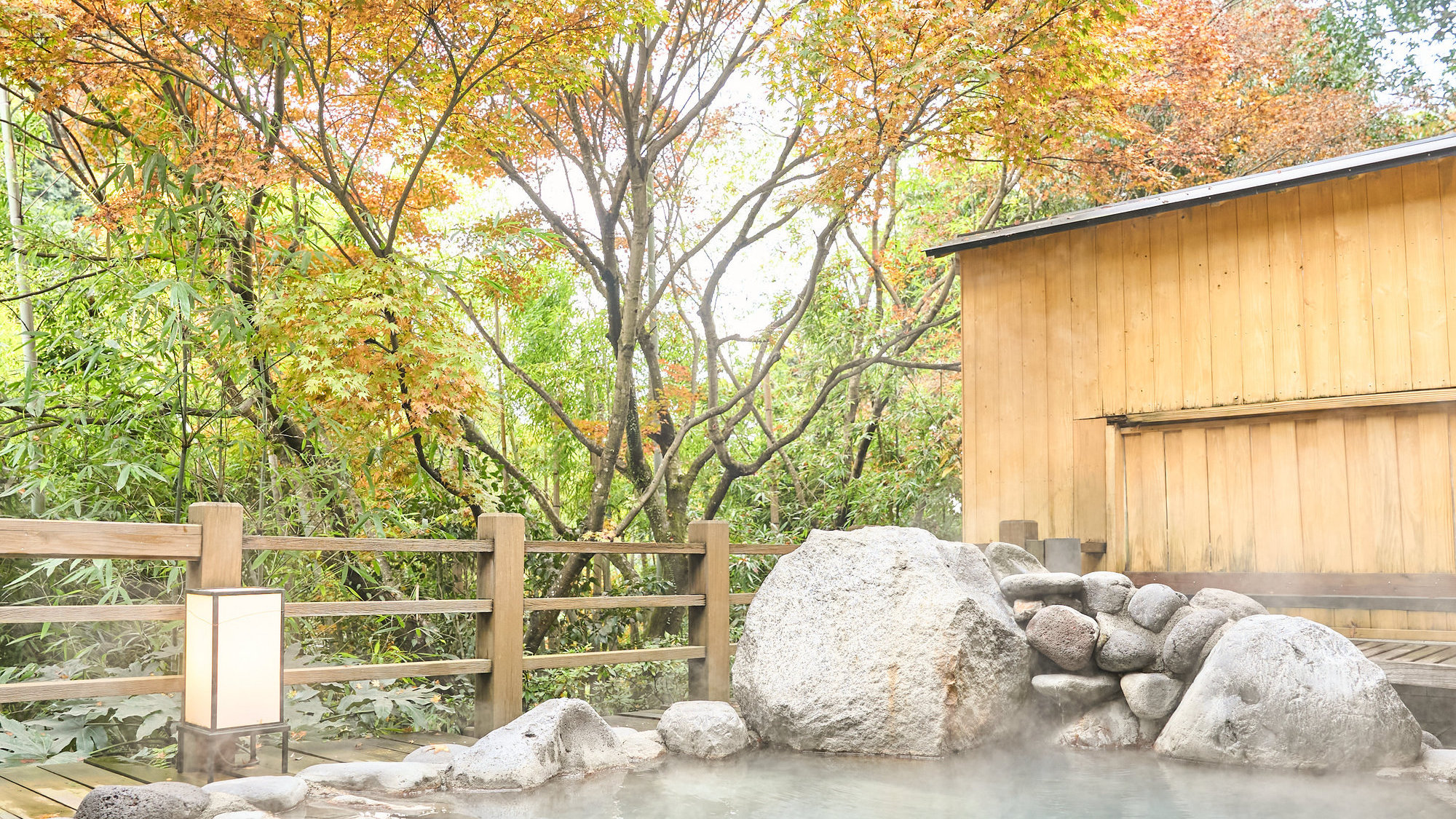 【大浴場】四季折々の自然を楽しめる露天風呂