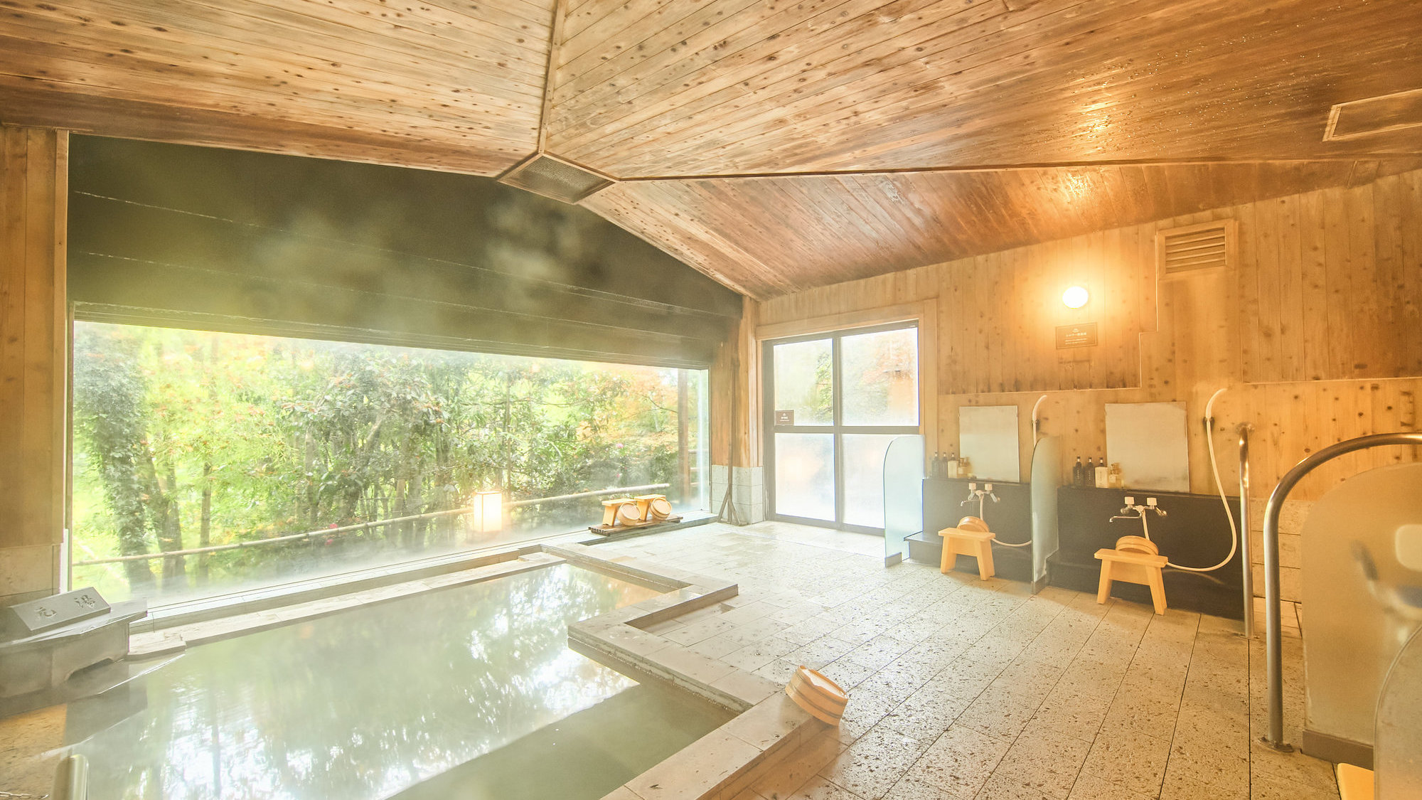 【大浴場】やわらかな湯室とひのきの浴槽の感触が心地よい内風呂