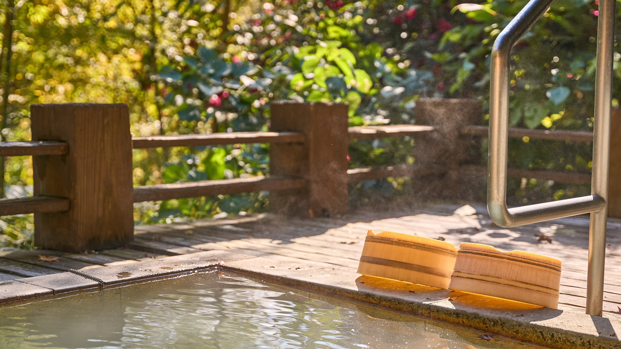 【大浴場】四季折々の自然を楽しめる露天風呂