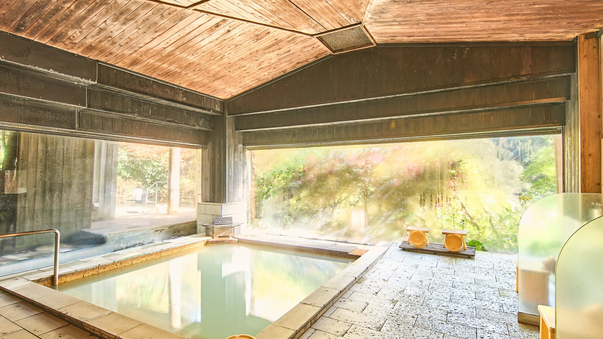 【大浴場】やわらかな湯室とひのきの浴槽の感触が心地よい内風呂