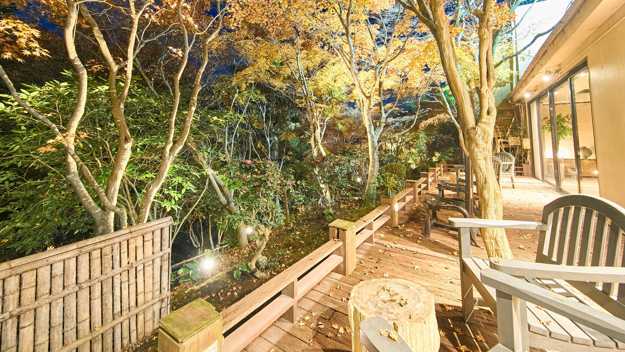 【ウッドデッキテラス（夜）】