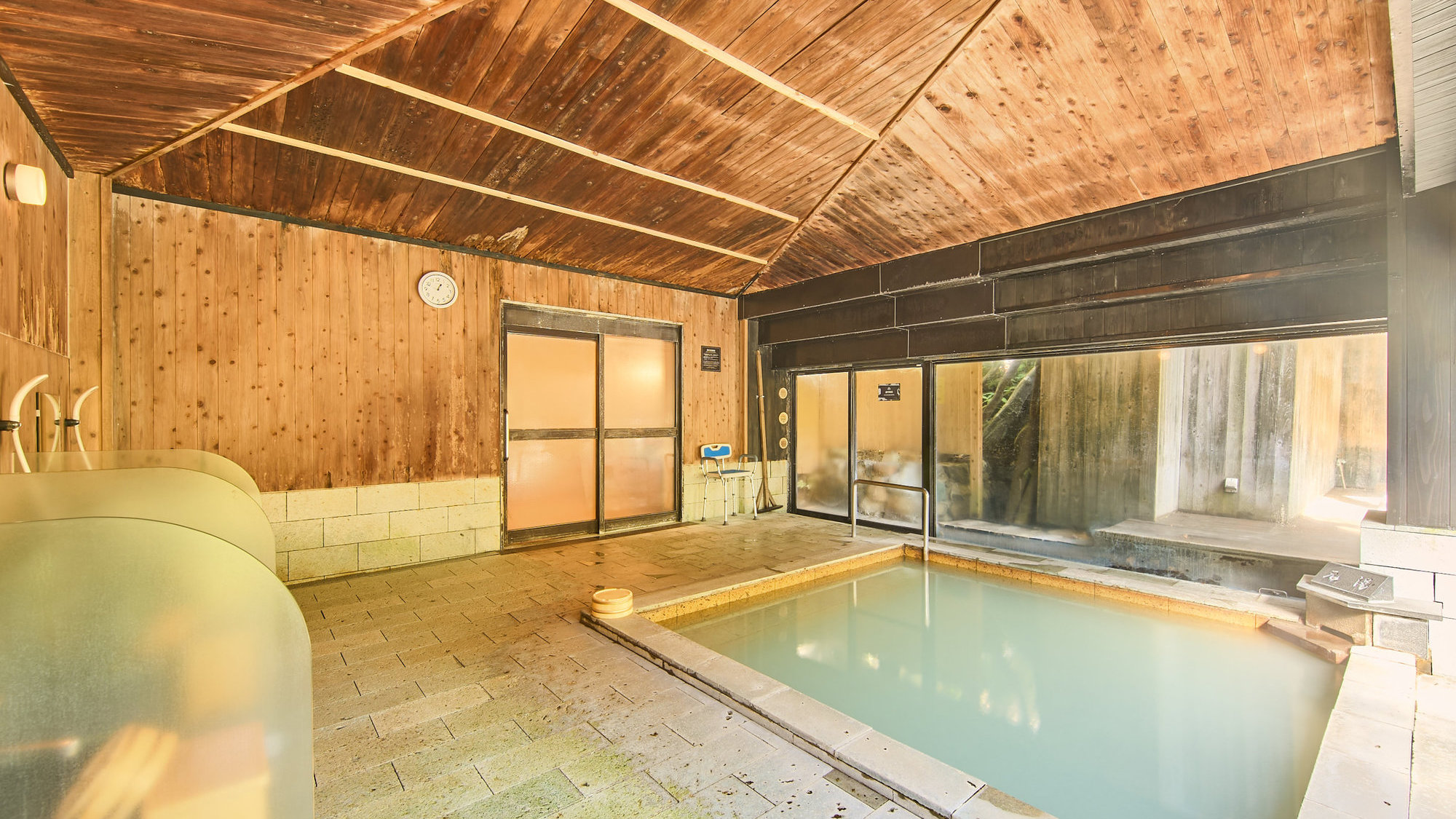 【大浴場】やわらかな湯室とひのきの浴槽の感触が心地よい内風呂