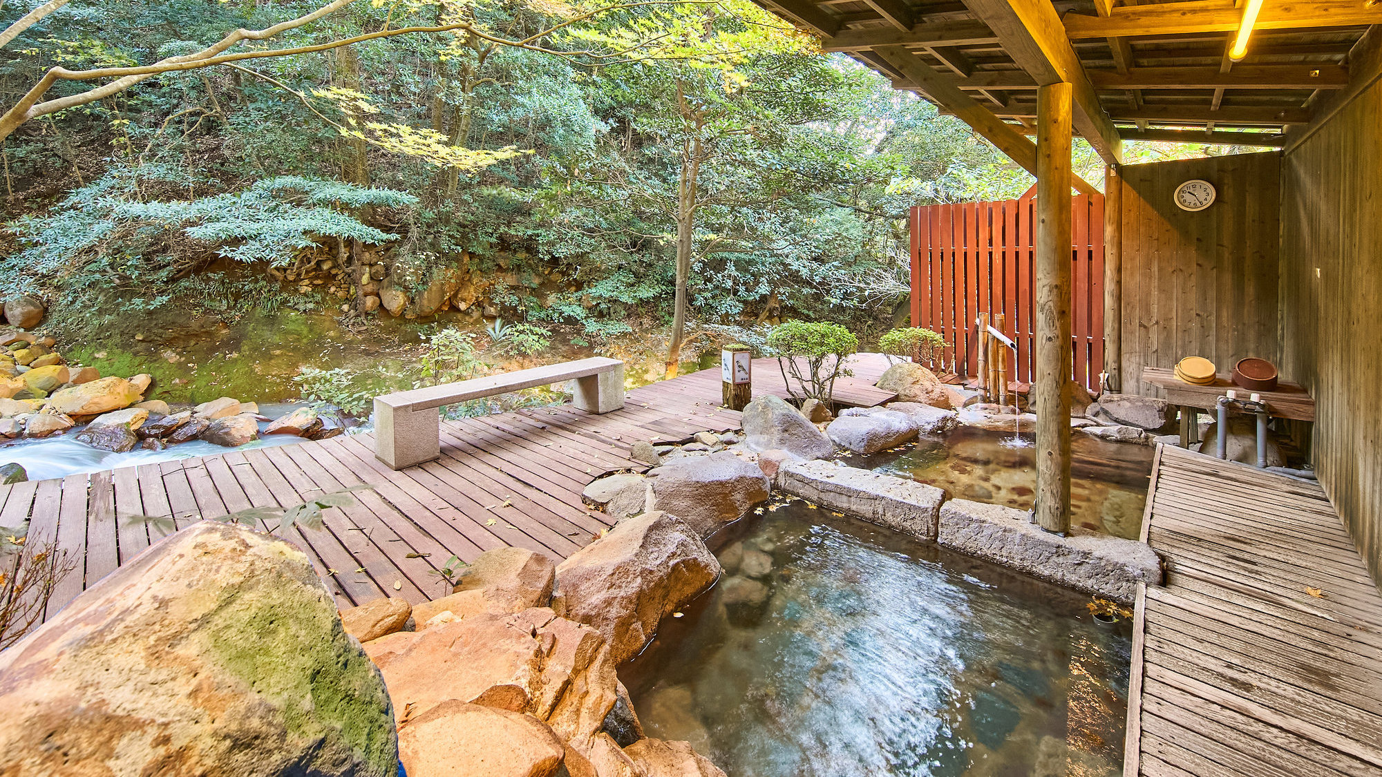 【せせらぎの湯】当館人気の貸切プライベート露天風呂です。