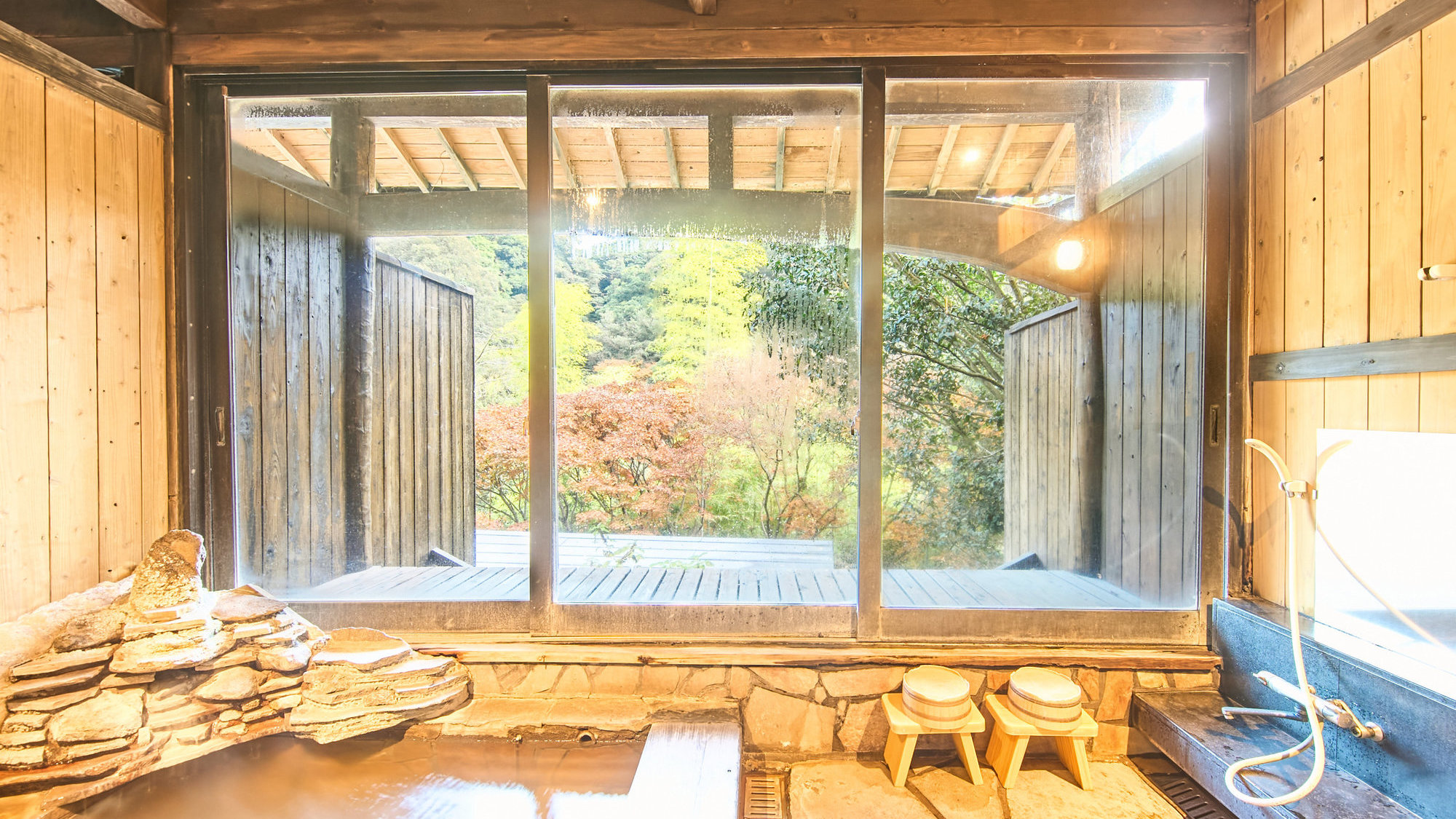 【温泉／家族風呂】築100年以上の古民家を移築して設えた、刻の流れを感じる風情ある貸切温泉です。