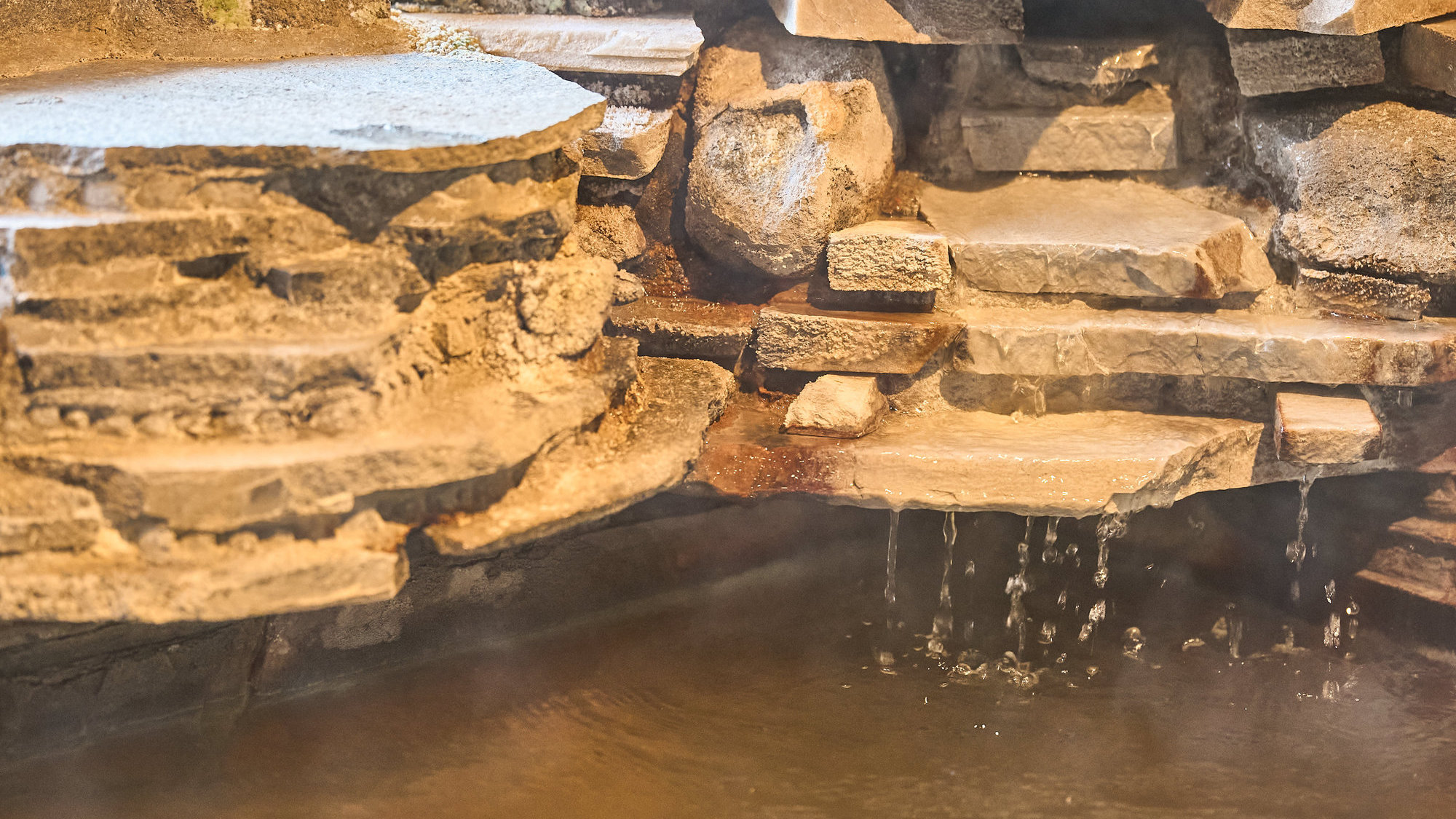 【温泉／家族風呂】築100年以上の古民家を移築して設えた、刻の流れを感じる風情ある貸切温泉です。