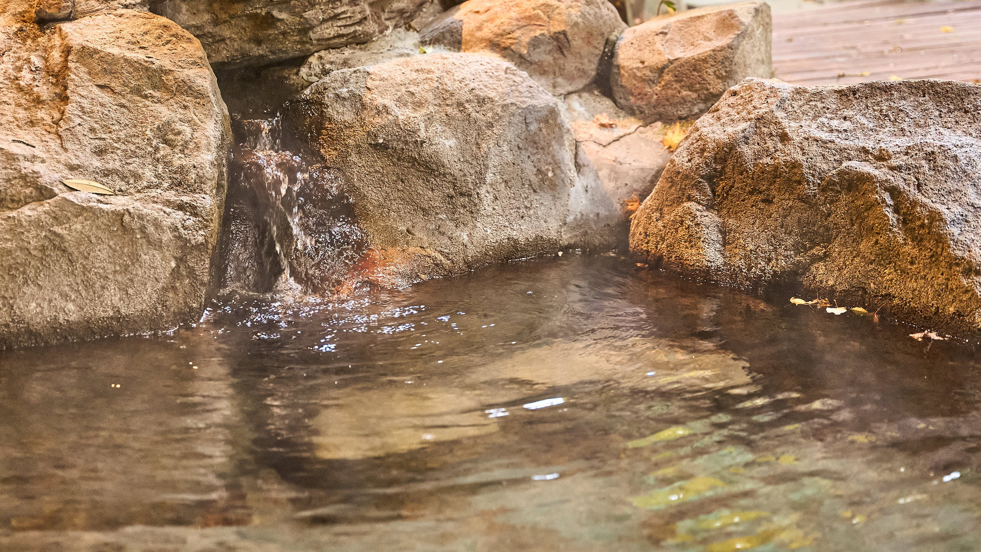 【せせらぎの湯】当館人気の貸切プライベート露天風呂です。