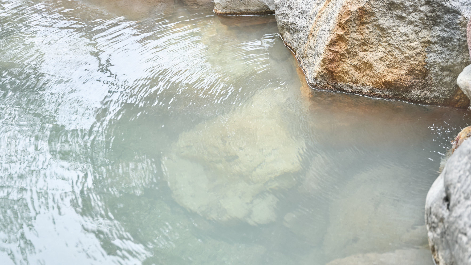 【大浴場】四季折々の自然を楽しめる露天風呂