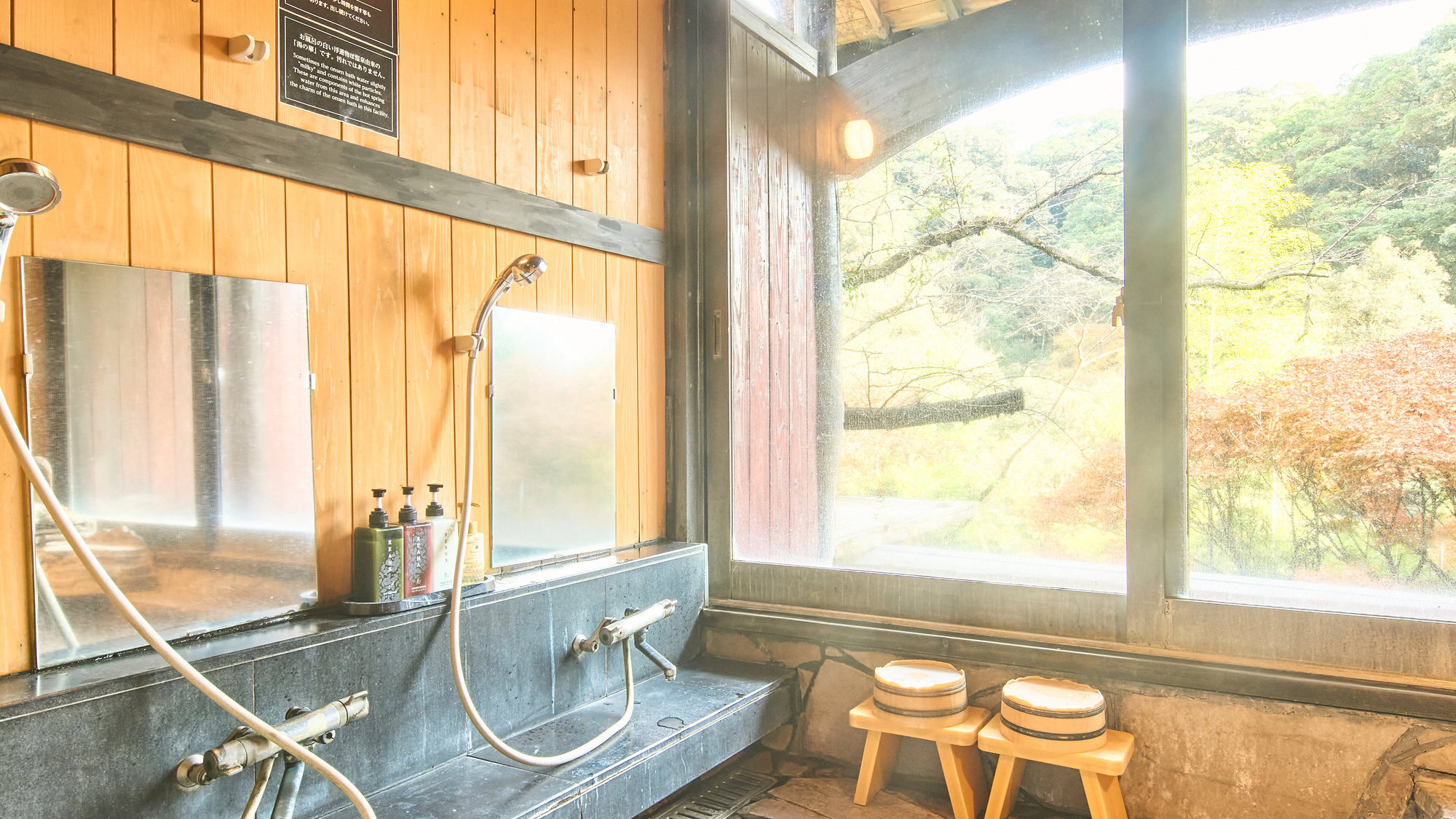 【温泉／家族風呂】築100年以上の古民家を移築して設えた、刻の流れを感じる風情ある貸切温泉です。