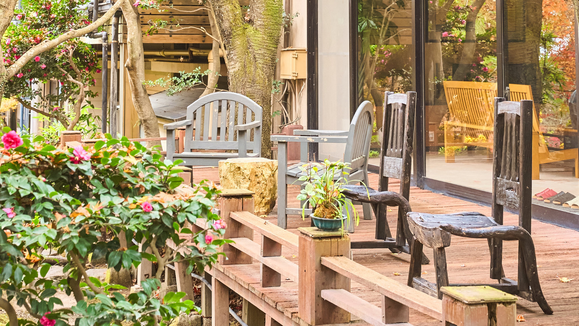 【ウッドデッキテラス】木々のさざめきや川のせせらぎに耳を傾ける。日常の喧騒から解放される優しい時間